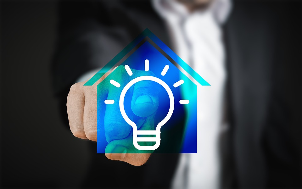 Homme pointant vers une icône bleue de maison avec un design d'éclairage intelligent pour démontrer les bénéfices